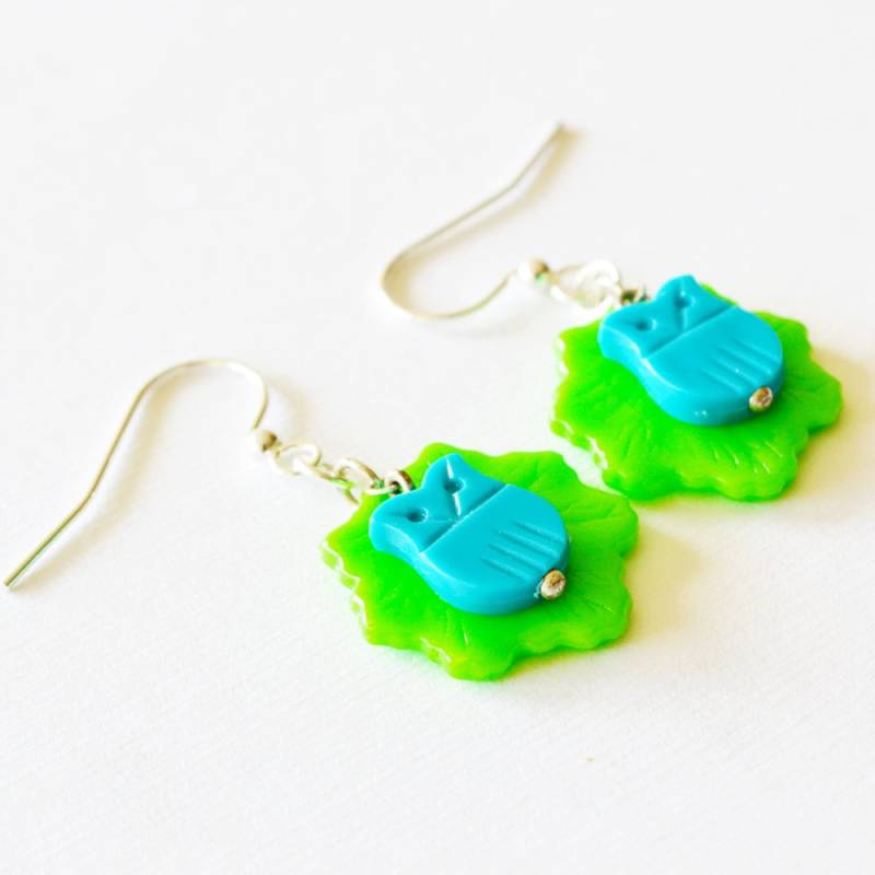 Vintage Türkis Eule Grün, Blatt-Lucite-Anhänger Ohrringe Vintage Türkis Eule Grün, Blatt-Lucite-Anhänger Ohrringe von feistykittyjewelry