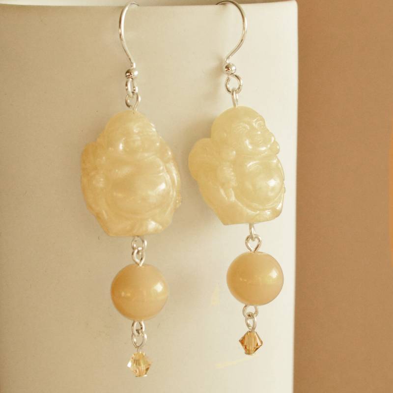 Weiß Und Tan Glücklich Reisen Buddha Lucite Ohrringe, Boho Chic Weiß Und Tan Glücklich Reisen Buddha Lucite Ohrringe, Boho Chic von feistykittyjewelry