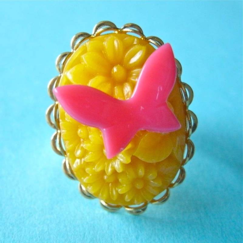 Zitronengelbes Blumenkamee, Rosa Schmetterling, Verstellbarer Goldring Zitronengelbes Blumenkamee, Rosa Schmetterling, Verstellbarer Goldring von feistykittyjewelry