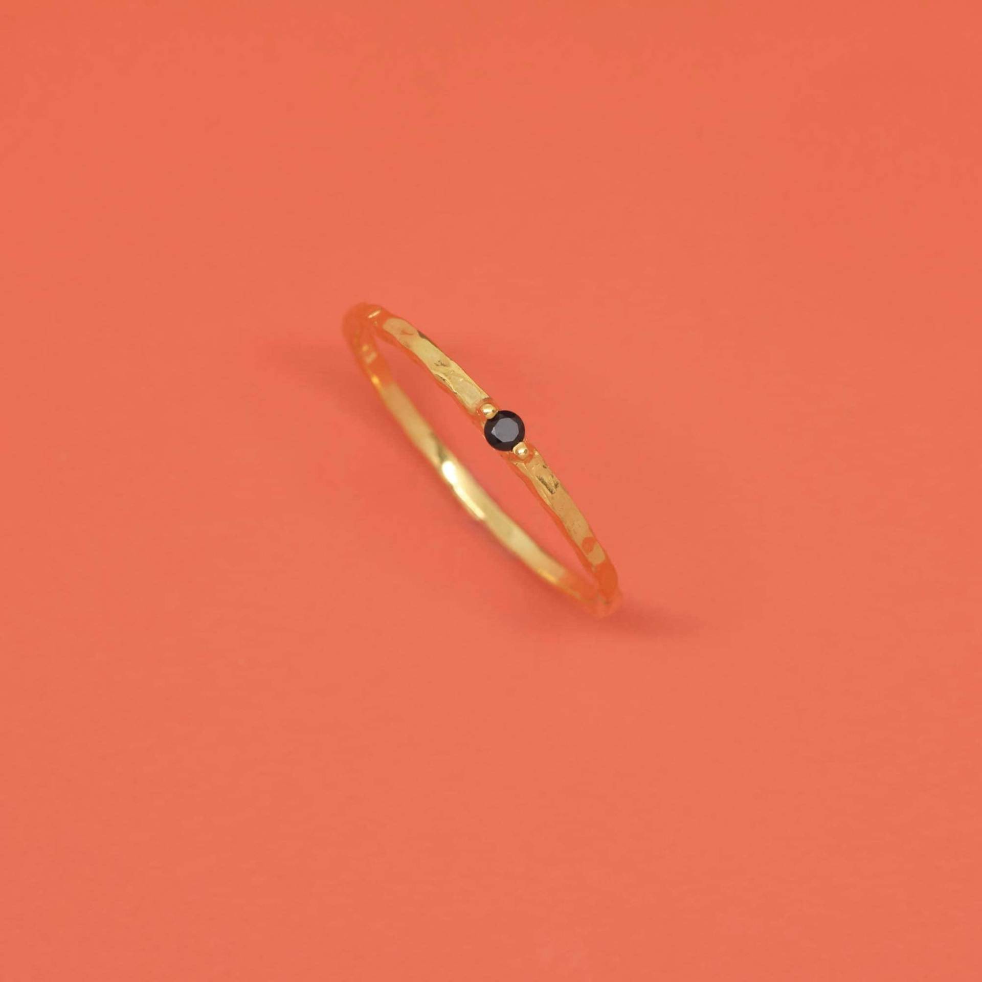 Ring Mit Gehämmerter Oberfläche Und Schwarzem Schmuckstein, Recyceltes Silber 18K Vergoldet Ring Mit Gehämmerter Oberfläche Und Schwarzem Schmuckstein, Recyceltes Silber 18K Vergoldet von fejnjewelry