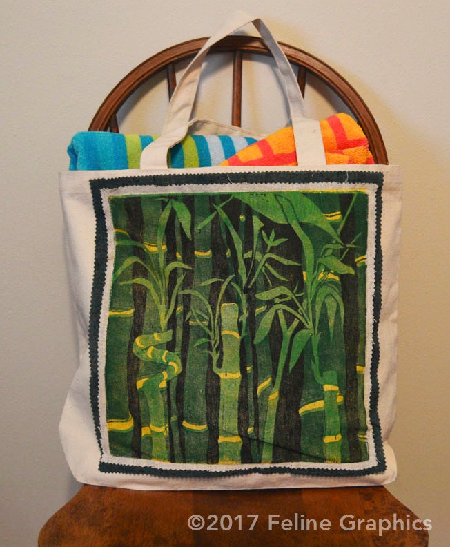 Bambus-Tragetasche. Linolschnitt, Einkaufstasche, Bambus, Grüner Lebensmittelgeschäft Tasche, Strand, Garten Bambus-Tragetasche. Linolschnitt, Einkaufstasche, Bambus, Grüner Lebensmittelgeschäft Tasche, Strand, Garten von felinegraphics