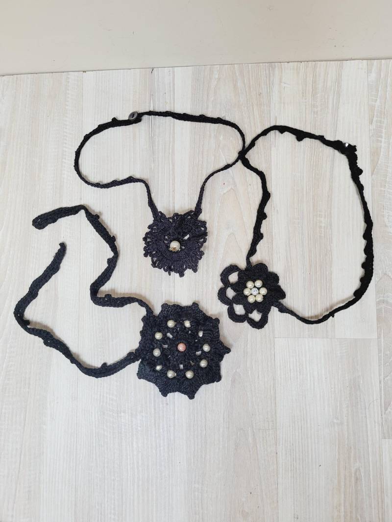 3Er Set Schwarze Gehäkelte Blumen Halskette, Halloween Lätzchen Schmuck, Handgemachte Textil Fee Sommer Baumwolle Perle Gehäkelt 3Er Set Schwarze Gehäkelte Blumen Halskette, Halloween Lätzchen Schmuck, Handgemachte Textil Fee Sommer Baumwolle Perle Gehäkelt von feltinga