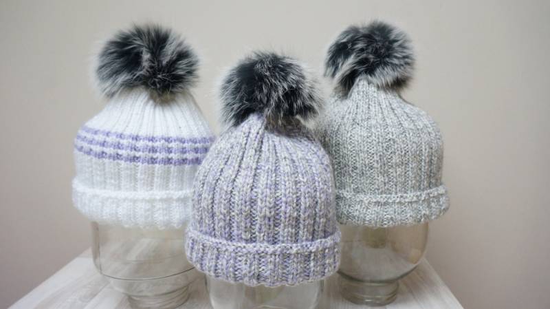 Echtes Kaninchenfell Pom Mütze Tam Rasta Beanie Bommel Slouchy Baskenmütze Weiß Lila Grau Handgestrickt Garn Zopfmuster Skandinavisch Folk Unisex von feltinga