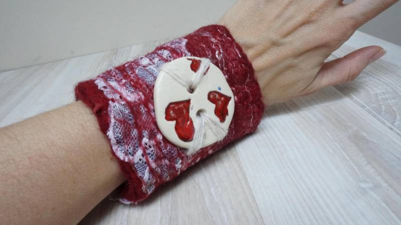 Filzarmband Mit Herz Keramikknopf Nuno Filz Armstulpen Blume Floral Bordeaux Weinrot Spitze Herbst Ooak Filzarmband Mit Herz Keramikknopf Nuno Filz Armstulpen Blume Floral Bordeaux Weinrot Spitze Herbst Ooak von feltinga