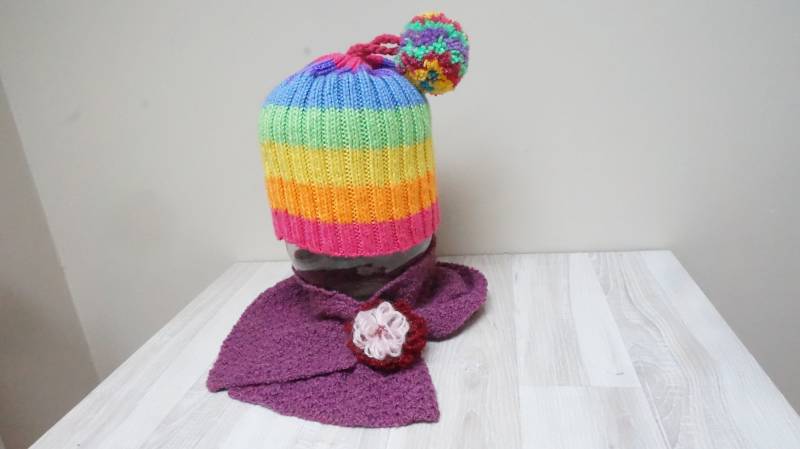 Lila Regenbogen Mütze Und Schal Set Bommel Slouchy Wolle Wrap Mit Blume Brosche Nadel Gehäkelte Handgemachte Aubergine Halswärmer von feltinga