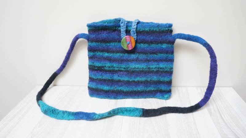 Schwarz Lila Blau Filz Tasche Handtasche Geldbeutel Mit Holzknopf Gekochte Wolle Gehäkelte Zopfmuster Ooak Taschenumschlag Messenger von feltinga