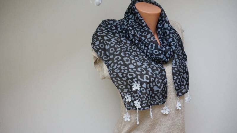Tierfell Print Einfarbiger Schal, Gehäkelte Blumenborte Schal Wrap Weiß Grau Schwarz Fransenstickerei Ooak Organza Sommer Leopard Tierfell Print Einfarbiger Schal, Gehäkelte Blumenborte Schal Wrap Weiß Grau Schwarz Fransenstickerei Ooak Organza Sommer Leopard von feltinga