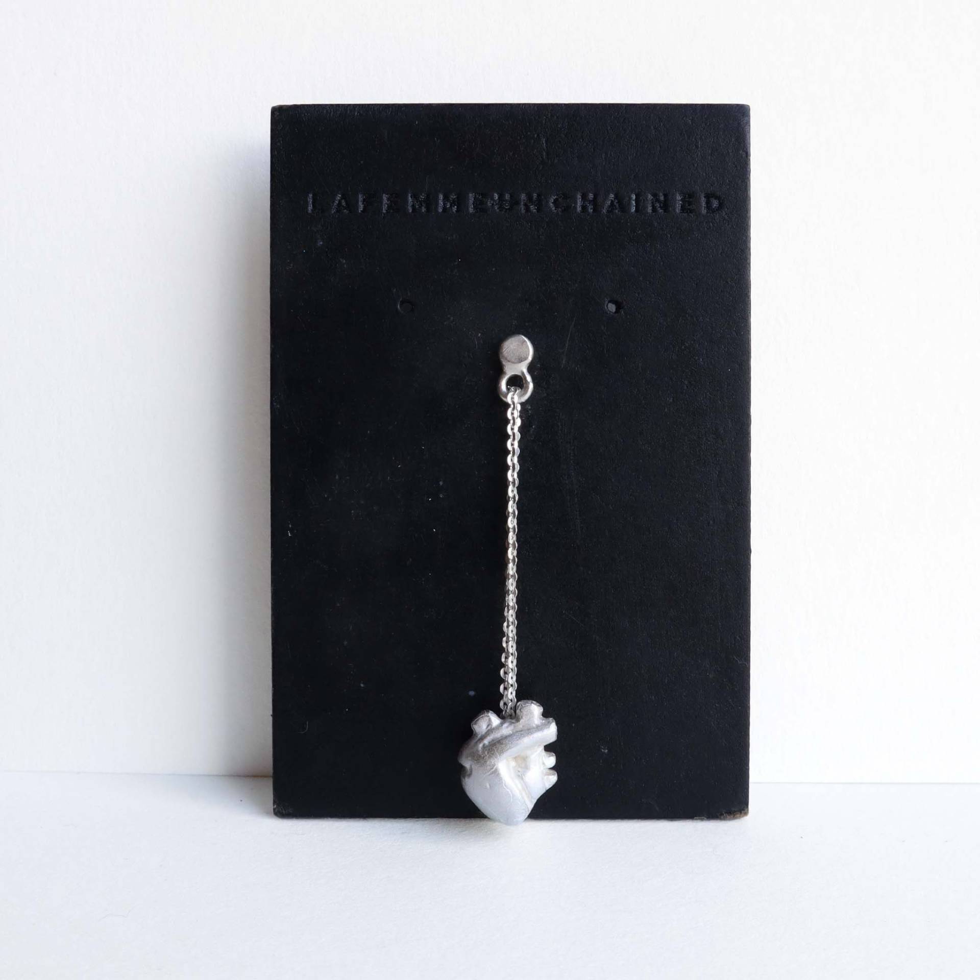 Arete De Corazón Anatómico Tallado En Plata 925 von femmeunchainedandco