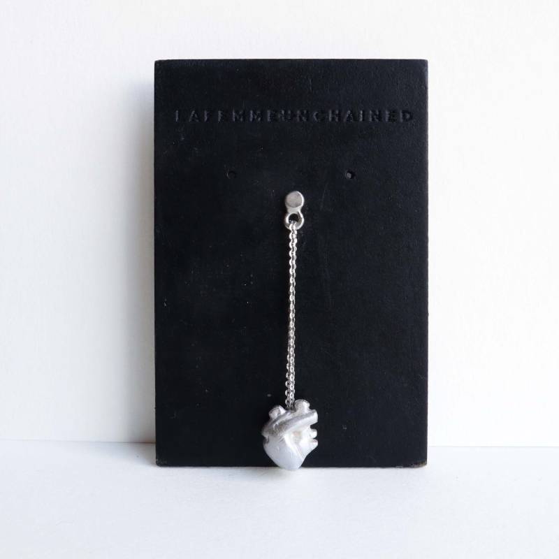 Arete De Corazón Anatómico Tallado En Plata 925 von femmeunchainedandco