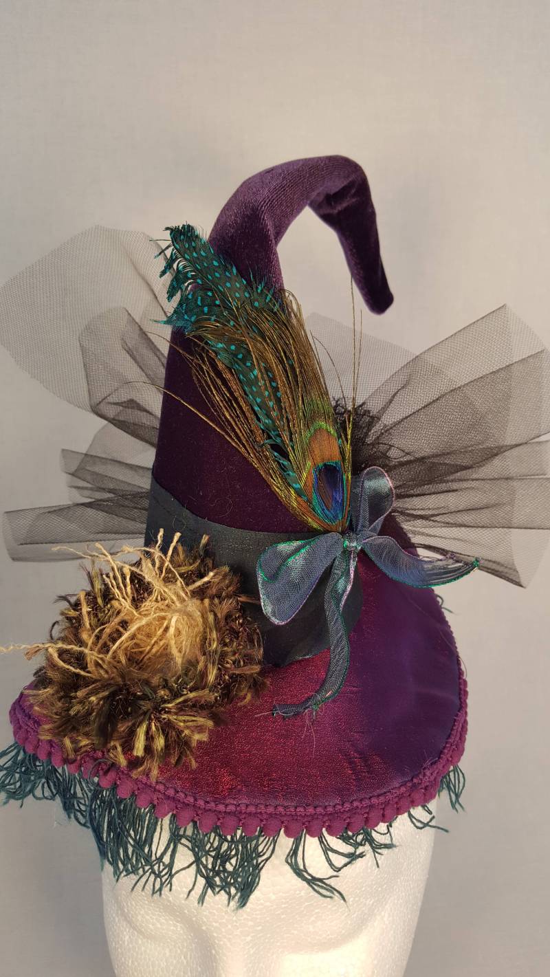 Hexen Hut Miniatur Fascinator Haarband Lila Samt Pfau Feder Vögel Nest Ei Petrol Fransen Schleifenband von ferdworthi