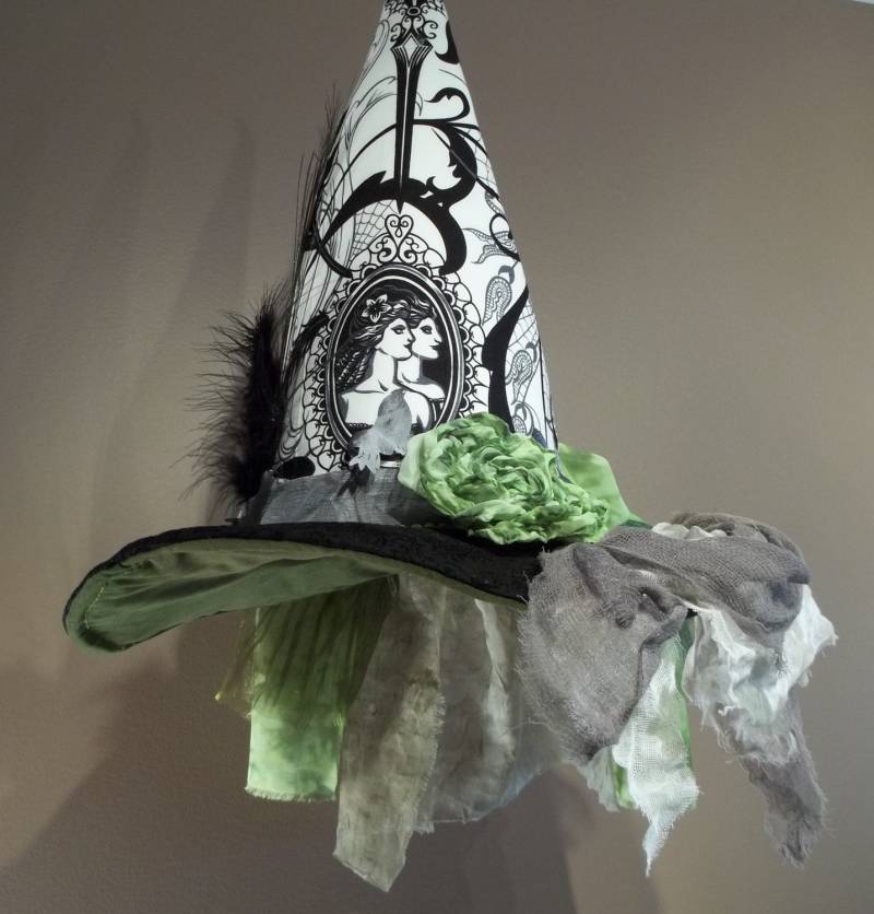 Hexen Hut Schwarz Weiß Mit Kamee Grün von ferdworthi