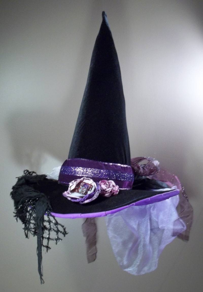 Hexenhut Aus Schwarzem Samt Mit Violettem Schleier von ferdworthi