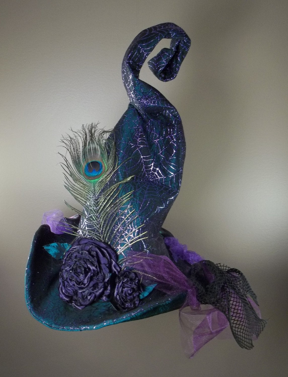 Hexenhut Blau Metallic Spinnennetz Grün Lila Pfauenfeder Blumen Schleier von ferdworthi