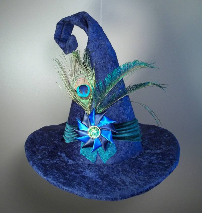 Hexenhut Blau Samt Pfau Kokarde Band Gerafft von ferdworthi