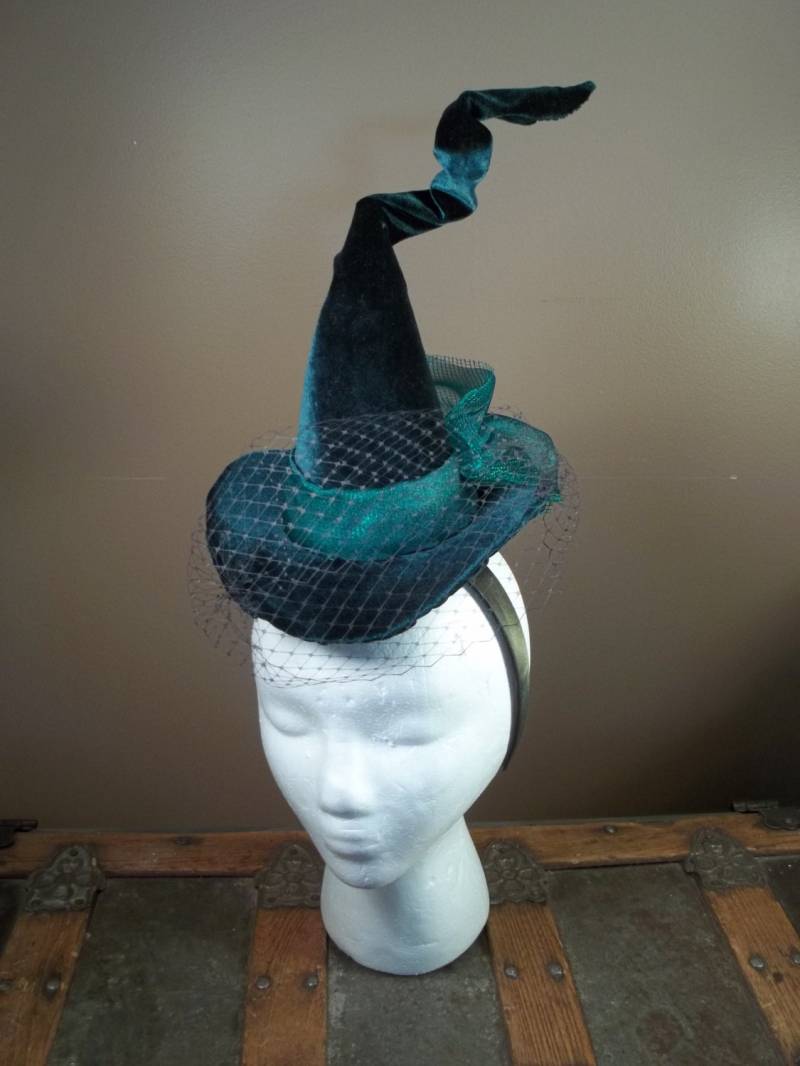 Hexenhut Miniatur Fascinator Stirnband Grün Samt Metallic Band Netz Birdcage Schleier von ferdworthi