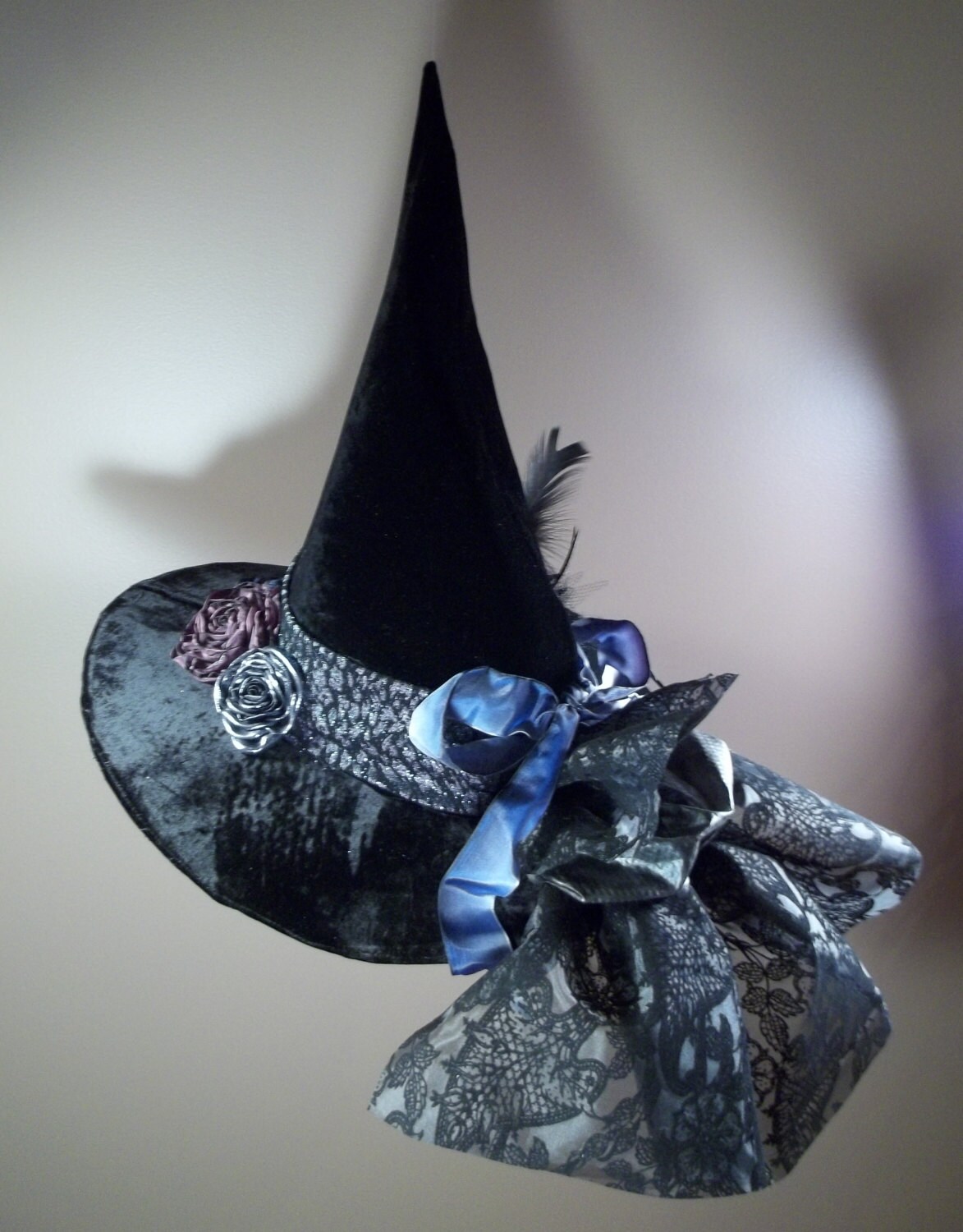 Hexenhut Schwarz Samt Schleifen Blumen Schleier Pink Lila Blau Gepard von ferdworthi
