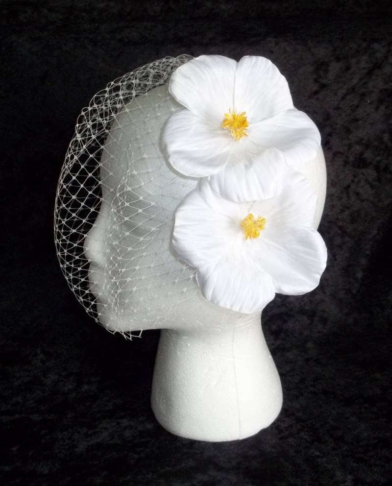 Hibiskus Fascinator Haarreif Birdcage Schleier Blume Weiß Gelb von ferdworthi