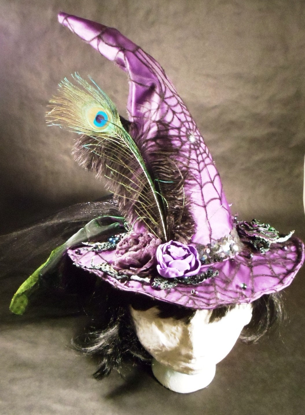 Lila Hexenhut Pfauenfeder Spinnennetz Blumen Straußenfeder Pailletten von ferdworthi