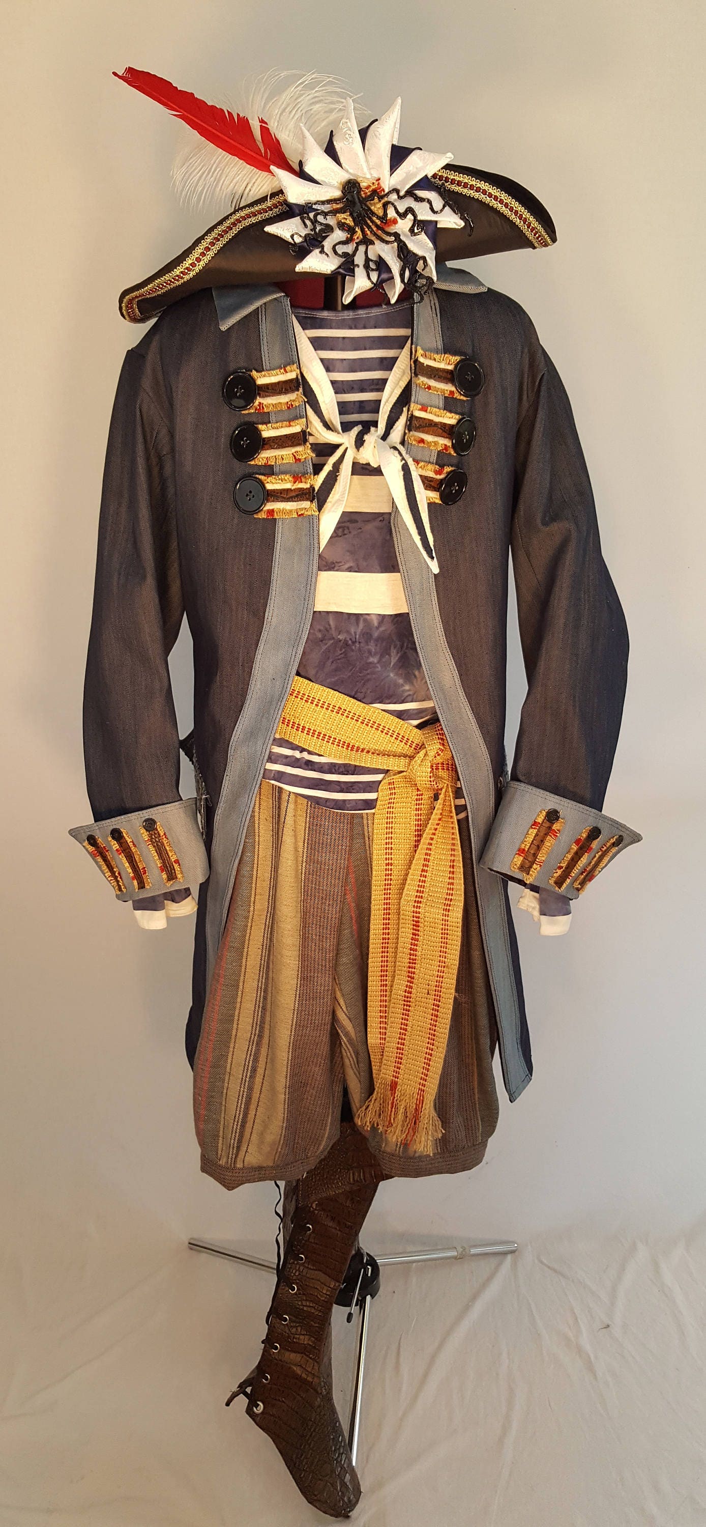 Piratenkostüm 7 Tlg Jacke Matrosenhemd Bandana Kragengürtel Breeches Stiefel Gamaschen Dreispitz Hut Kokarde Oktopus Blau Weiß Matrose von ferdworthi