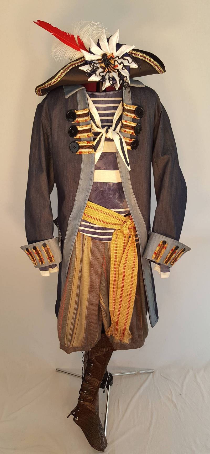 Piratenkostüm 7 Tlg Jacke Matrosenhemd Bandana Kragengürtel Breeches Stiefel Gamaschen Dreispitz Hut Kokarde Oktopus Blau Weiß Matrose von ferdworthi