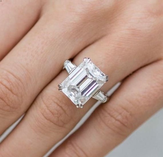 Moissanite Verlobungsring Im Smaragdschliff/Großer Diamant Solitärring Einzigartiger 3-stein-Ehering Doppelender Versprechensring Jubiläumsring von ferkojewels