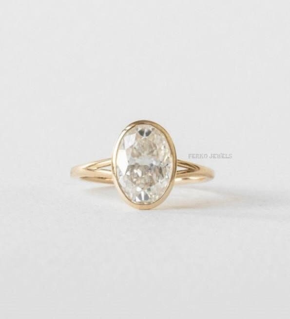 Oval Cut Moissanite Bezel Set Verlobungsring/14K Gelbgold Solitaire Ring Diamant Ehering Einzigartige Split Shank Jubiläumsgeschenk von ferkojewels