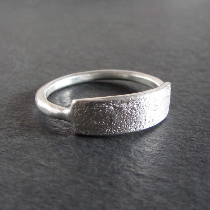 Einfacher Stapelring Aus Sterlingsilber Mit Grober Struktur Einfacher Stapelring Aus Sterlingsilber Mit Grober Struktur von ferosferio