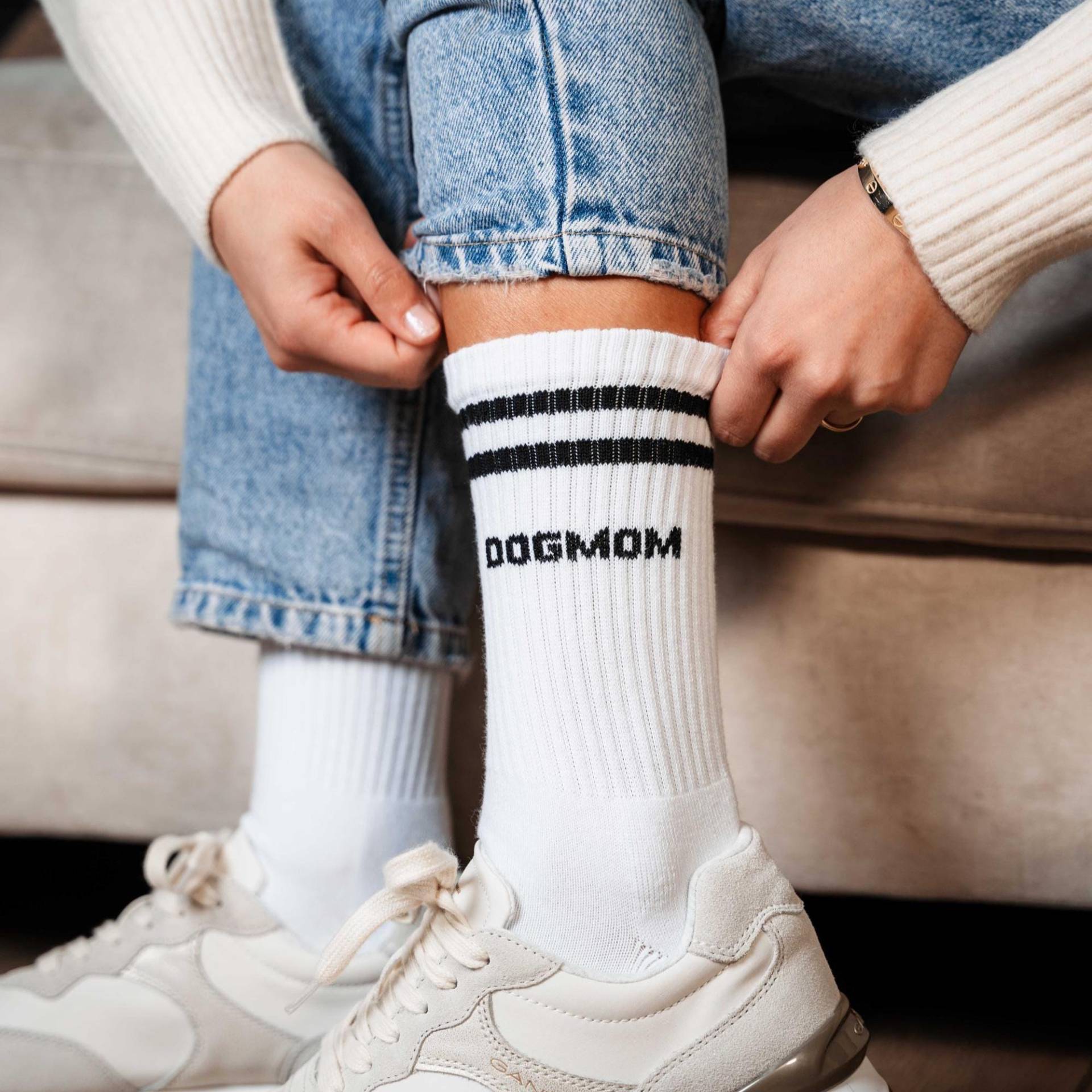 Dogmom Socken Für Damen | Bio-Baumwoll-Sportsocken Mit Schriftzug Lustige Dog Mom Tennissocken Hundemamas von fetcherandfriends
