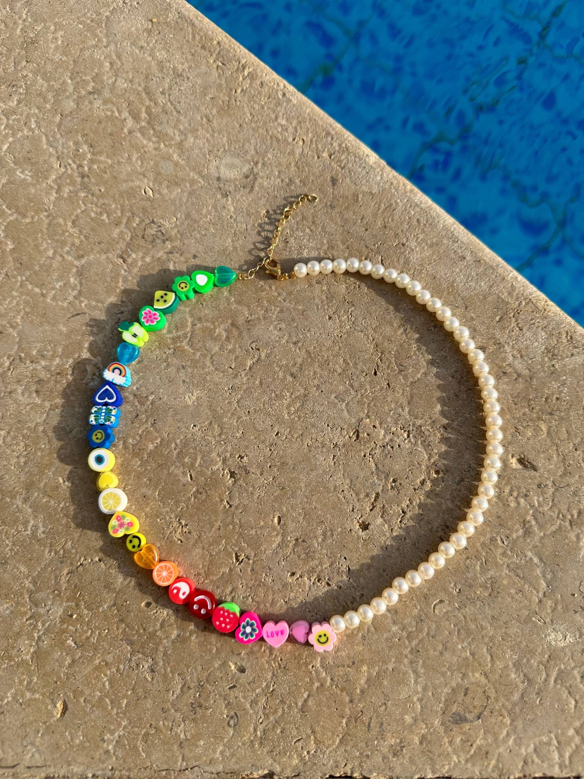 Halskette "Regenbogen" - Handmade Perle Charms Y2K Smiley Früchte Blumen Herz Multicolor Halskette "Regenbogen" - Handmade Perle Charms Y2K Smiley Früchte Blumen Herz Multicolor von fetzt