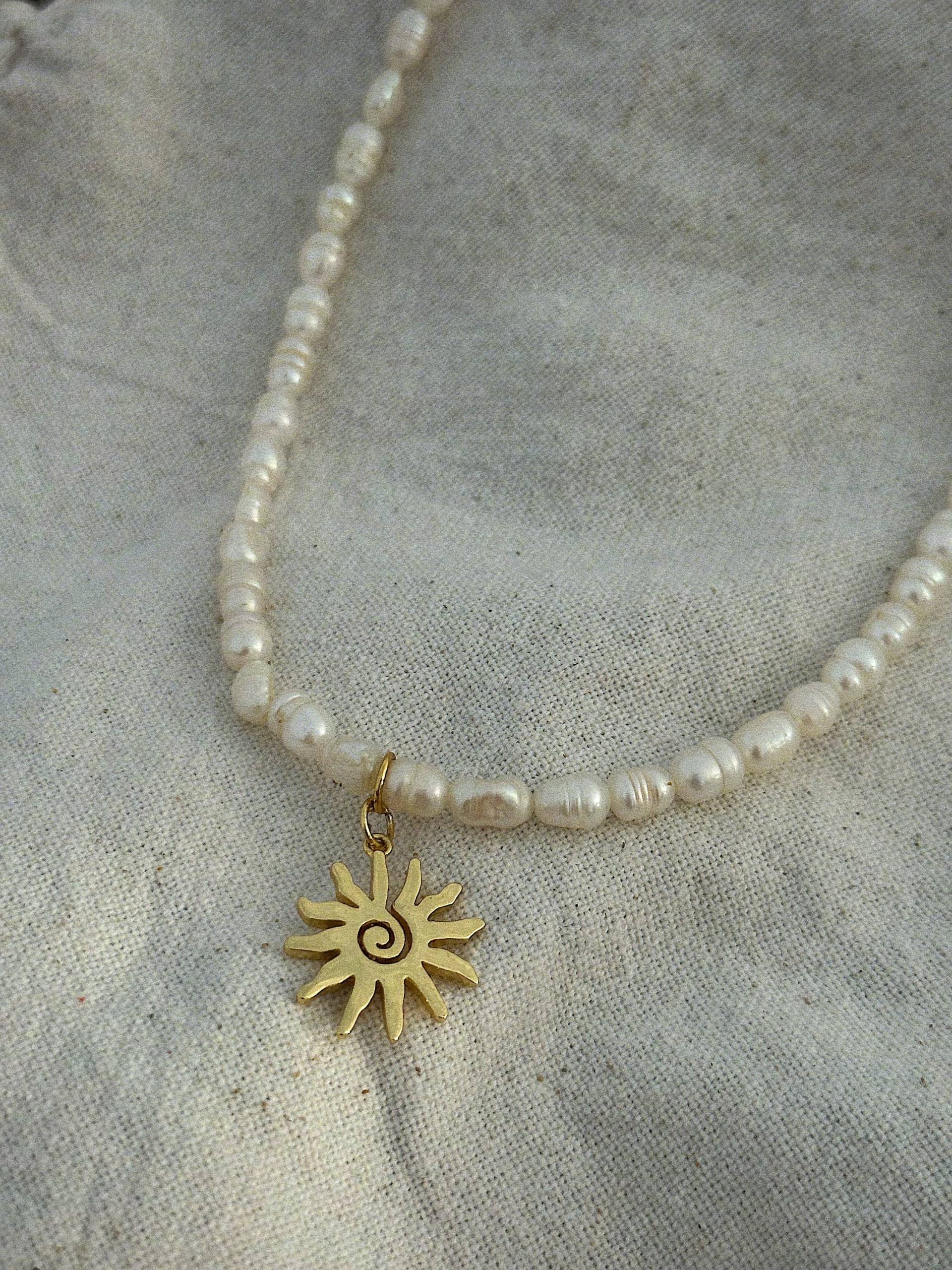 Kette "Summer Forever" - Echte Süßwasserperlen- Sonne Weiß Gold Gems, Stones Aesthetic Necklace Kette "Summer Forever" - Echte Süßwasserperlen- Sonne Weiß Gold Gems, Stones Aesthetic Necklace von fetzt