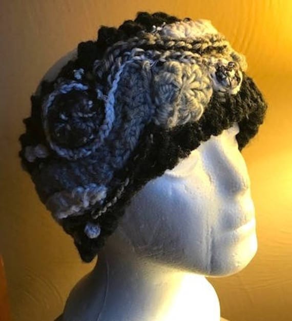 Freiform Handgehäkeltes Stirnband/Ohrwärmer - Schwarz-Weiß Freiform Handgehäkeltes Stirnband/Ohrwärmer - Schwarz-Weiß von fiberfanaticfandango