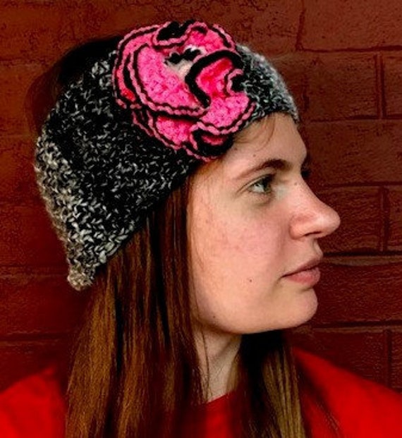 Kopfband/Haarband/Ohrwärmer - Handgestrickt Und Gehäkelt Mit Blume Kopfband/Haarband/Ohrwärmer - Handgestrickt Und Gehäkelt Mit Blume von fiberfanaticfandango