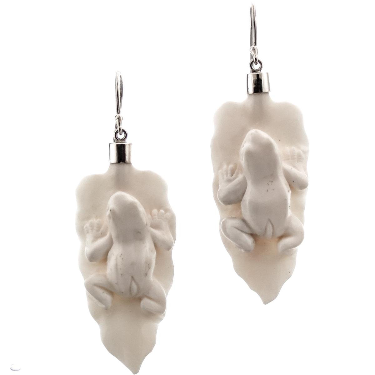 2 "Frosch Auf Schwimmenden Lilienblatt-Bison-Knochen, Die 925 Sterlingsilber-Ohrringe Schnitzen von fifirosedesigns