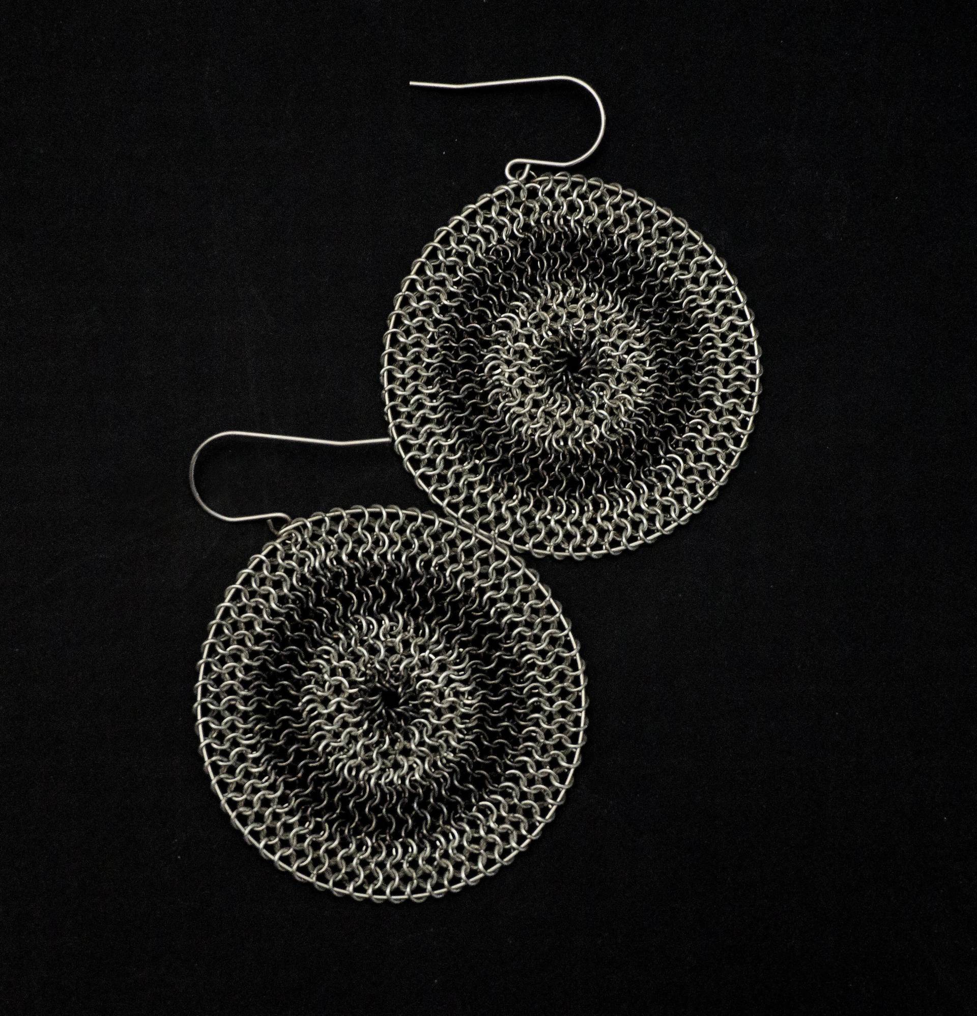 Übergroße Leichte Spiralreifen - Einzigartige Statement-Silber-Schwarz-Ohrringe Metallscheibenohrringe Kettenhemd-Rüstungsohrringe Moto Boho Übergroße Leichte Spiralreifen - Einzigartige Statement-Silber-Schwarz-Ohrringe Metallscheibenohrringe Kettenhemd-Rüstungsohrringe Moto Boho von filigrani