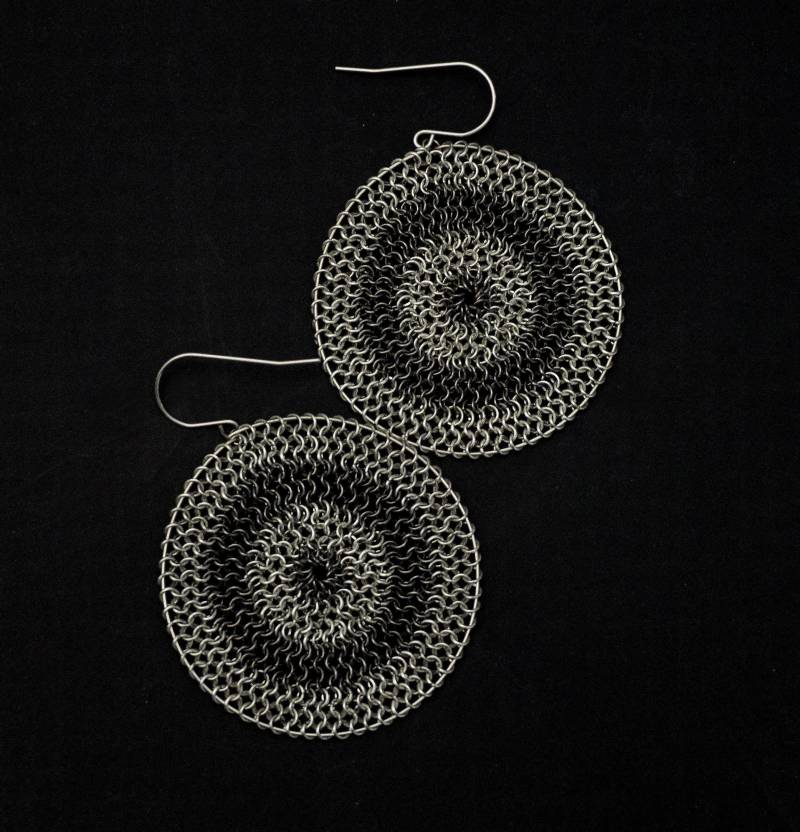 Übergroße Leichte Spiralreifen - Einzigartige Statement-Silber-Schwarz-Ohrringe Metallscheibenohrringe Kettenhemd-Rüstungsohrringe Moto Boho Übergroße Leichte Spiralreifen - Einzigartige Statement-Silber-Schwarz-Ohrringe Metallscheibenohrringe Kettenhemd-Rüstungsohrringe Moto Boho von filigrani