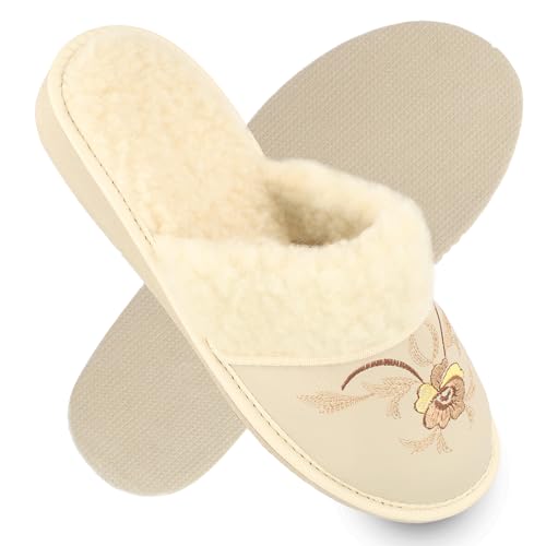 filsko Damen Leder Hausschuhe mit Fellkragen | in beige Vara | Ornament Stickerei | Schläppchen | gefütterte Winterhausschuhe | mit Wollmischung | EU-Schuhgröße 36 bis 47 von filsko