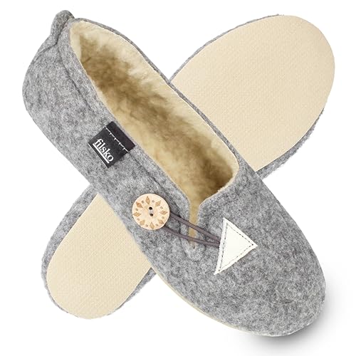 filsko Gefütterte Damen Filz Hausschuhe | in grau mit Knopf-Applikation Matka | mit Gummisohle | Pantoffeln aus Easy-Filz | zum Schlupfen | leicht am Fuß | EU-Schuhgröße 40 von filsko