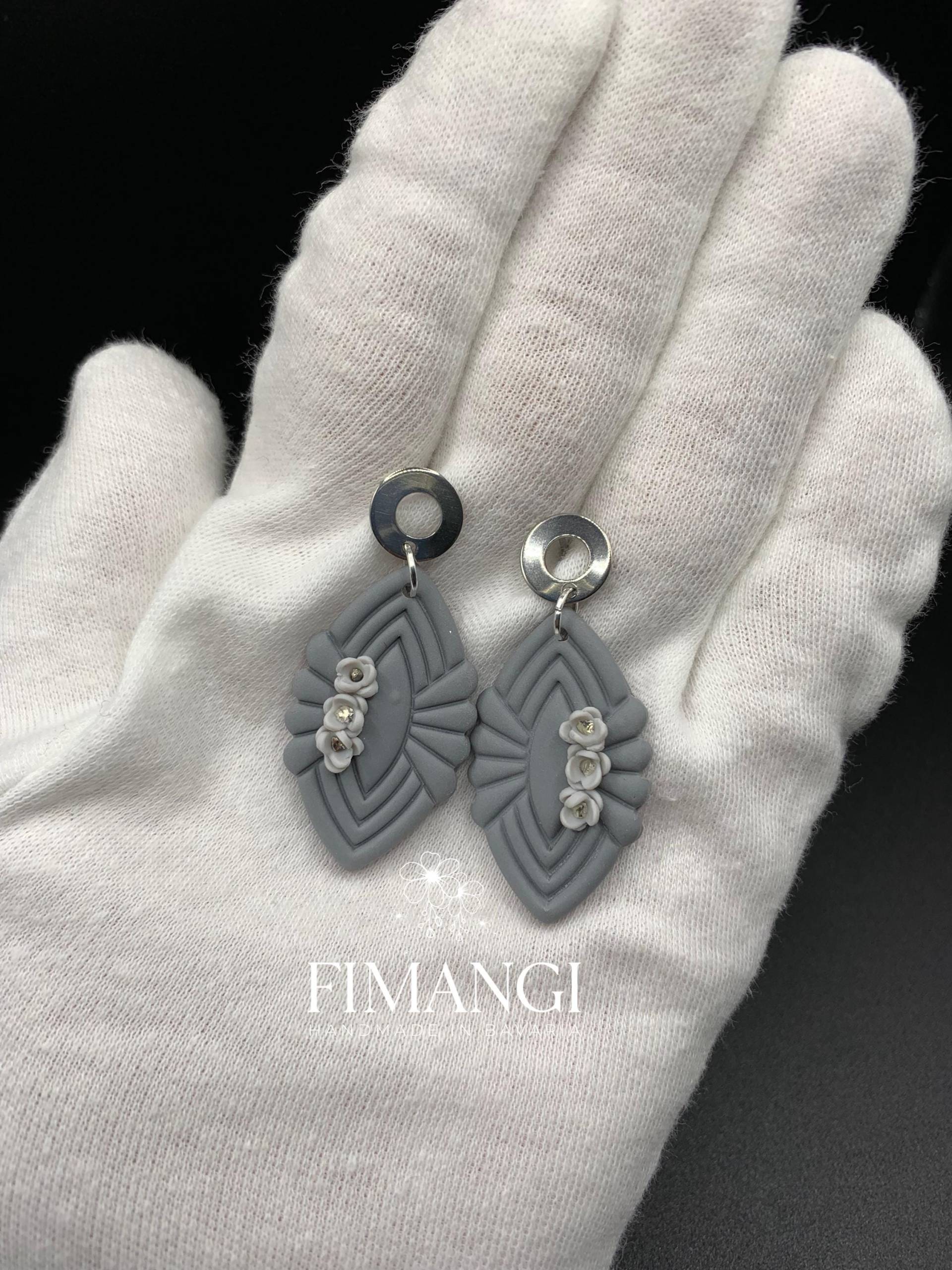 Fimangi Ohrring „Mrs.grey" in Grau Mit Floraler Applikation Ohrstecker Edelstahl | Hypoallergen Diy Aus Deutschland Fimangi Ohrring „Mrs.grey" in Grau Mit Floraler Applikation Ohrstecker Edelstahl | Hypoallergen Diy Aus Deutschland von fimangi