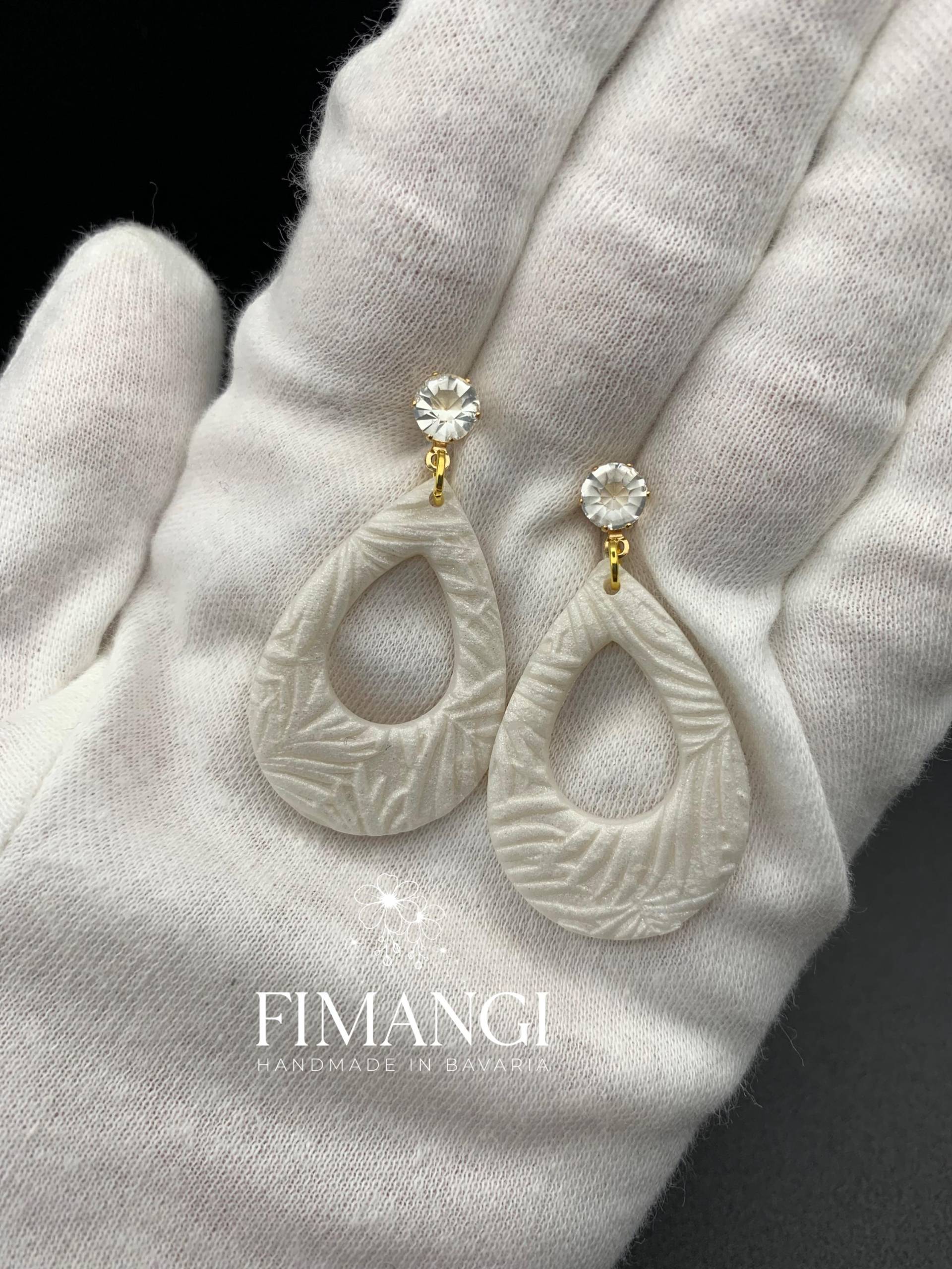 Fimangi Ohrring „Princess" in Cremefarbiger Perlmutt-Optik Und Goldfarbiger Fassung/Edelstahl Ohrstecker Mit Glaseinlage | Hypoallergen Fimangi Ohrring „Princess" in Cremefarbiger Perlmutt-Optik Und Goldfarbiger Fassung/Edelstahl Ohrstecker Mit Glaseinlage | Hypoallergen von fimangi