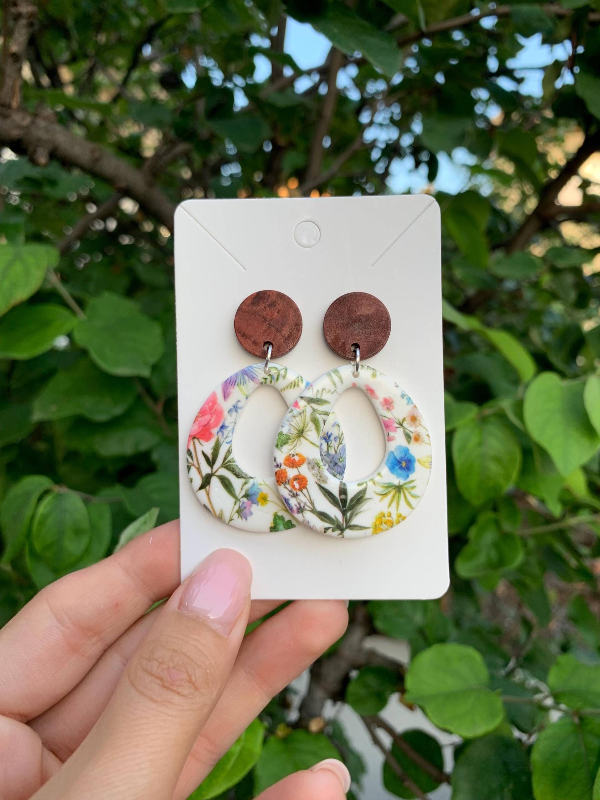 Sommer Fimangi Ohrringe „Wildblume" Handgefertigt, Blumenprint Im Boho Style Mit Ohrstecker Aus Holz Federleicht Sommer Fimangi Ohrringe „Wildblume" Handgefertigt, Blumenprint Im Boho Style Mit Ohrstecker Aus Holz Federleicht von fimangi