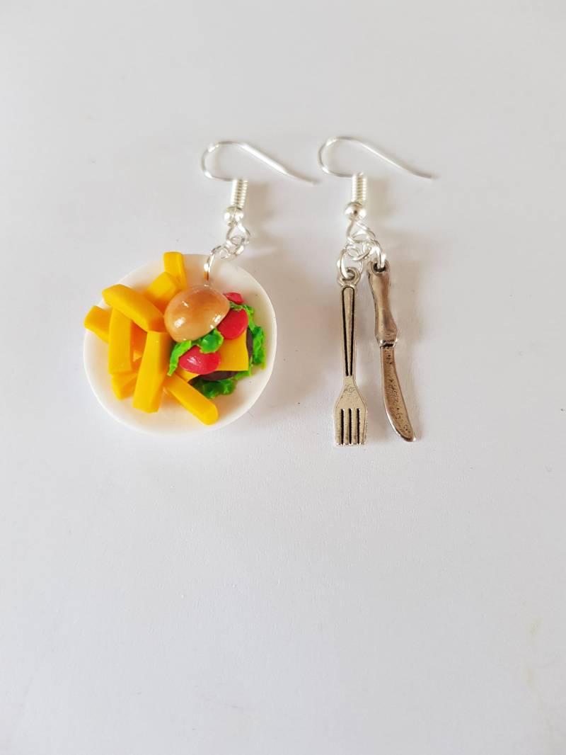 Gourmet-Ohrringe, Ungleiche Ohrringe, Polymerclay, Sandwichteller, Hamburger Und Pommes, Besteck, Ohrringe von fimorelie