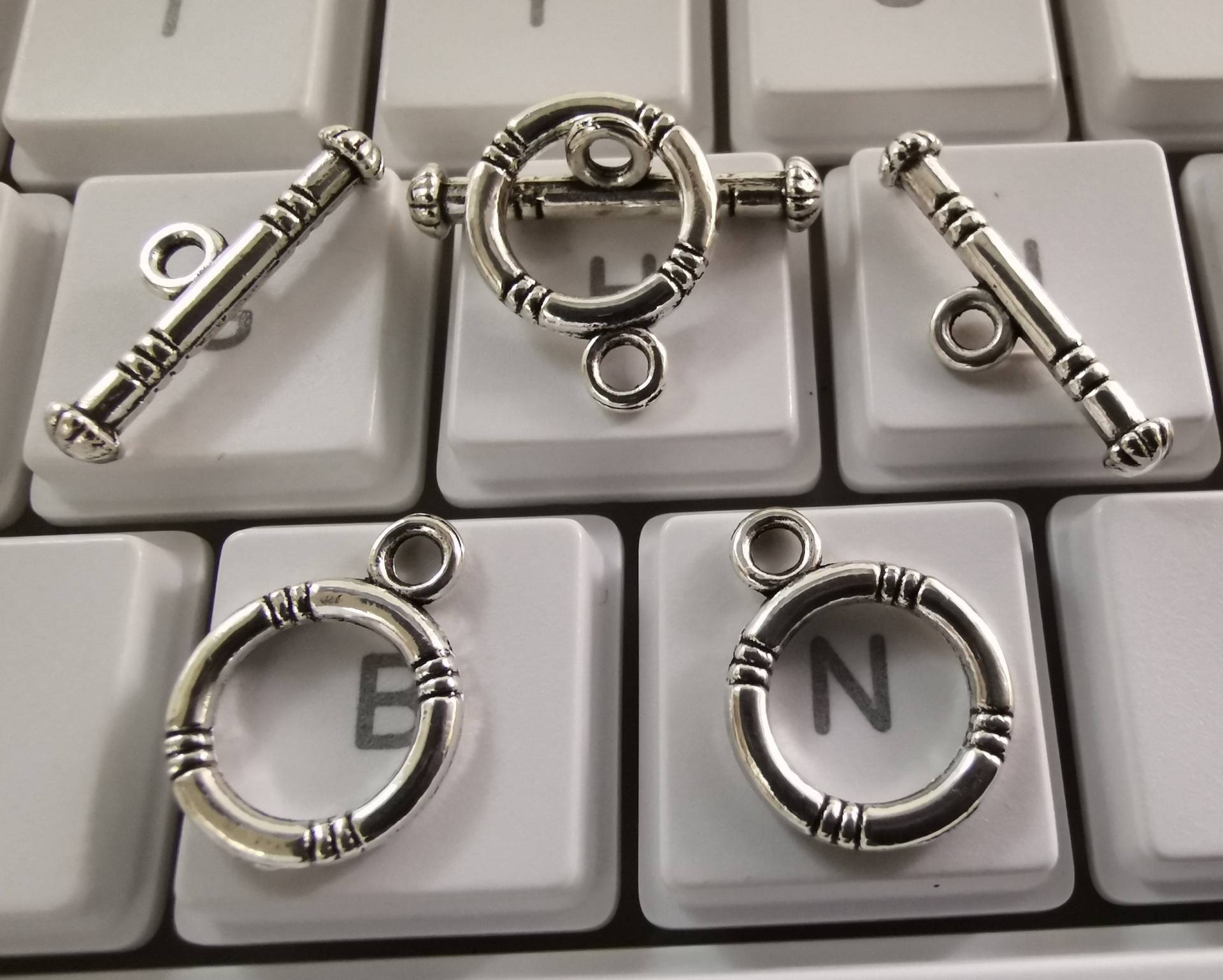 20 - 50Sets Metallkreis Knebelverschluss, Antiker Silberfarbener Runder Verzierter Strukturierter Dekorativer Armbandendverschluss, C704 20 - 50Sets Metallkreis Knebelverschluss, Antiker Silberfarbener Runder Verzierter Strukturierter Dekorativer Armbandendverschluss, C704 von findingscity