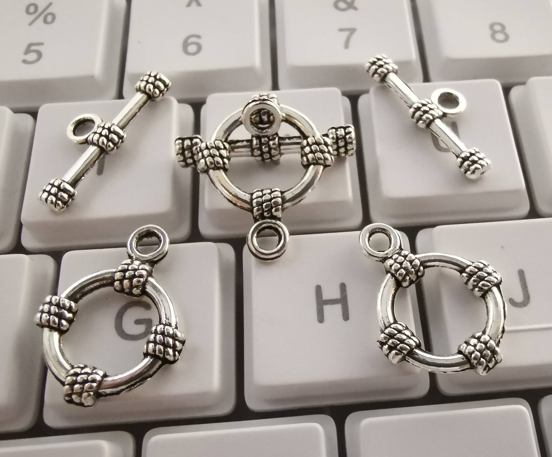20 Oder 50 Sets Metallkreis Knebelverschluss, Antiker Silberner Verzierter Strukturierter Dekorativer Armbandverschluss, B280 20 Oder 50 Sets Metallkreis Knebelverschluss, Antiker Silberner Verzierter Strukturierter Dekorativer Armbandverschluss, B280 von findingscity