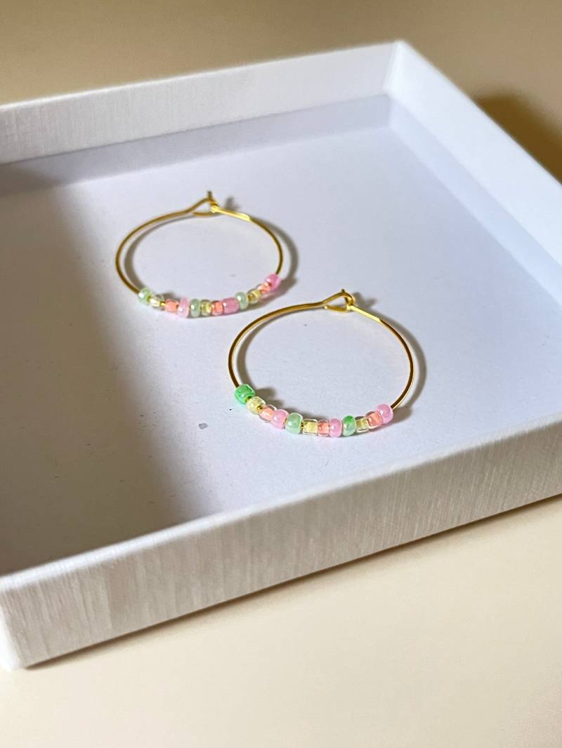 Creolen „ Pastell Traum " Goldene Mit Farbenen Perlen Glasperlen in Pastell von findkind