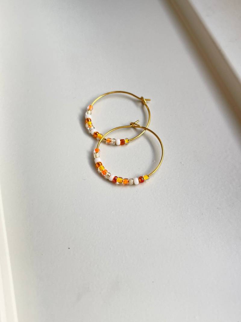Creolen Peachy in Gold Mit Mini Perlen Weiß Orange Gelb Unikat Ohrringe Farbmix von findkind