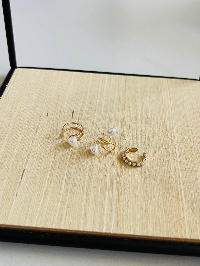 Drei Ohrklemmen in Gold - Earcuff Set Perlen Design Zeitlos Mit Goldener Ohrschmuck Layering Ohrringe von findkind