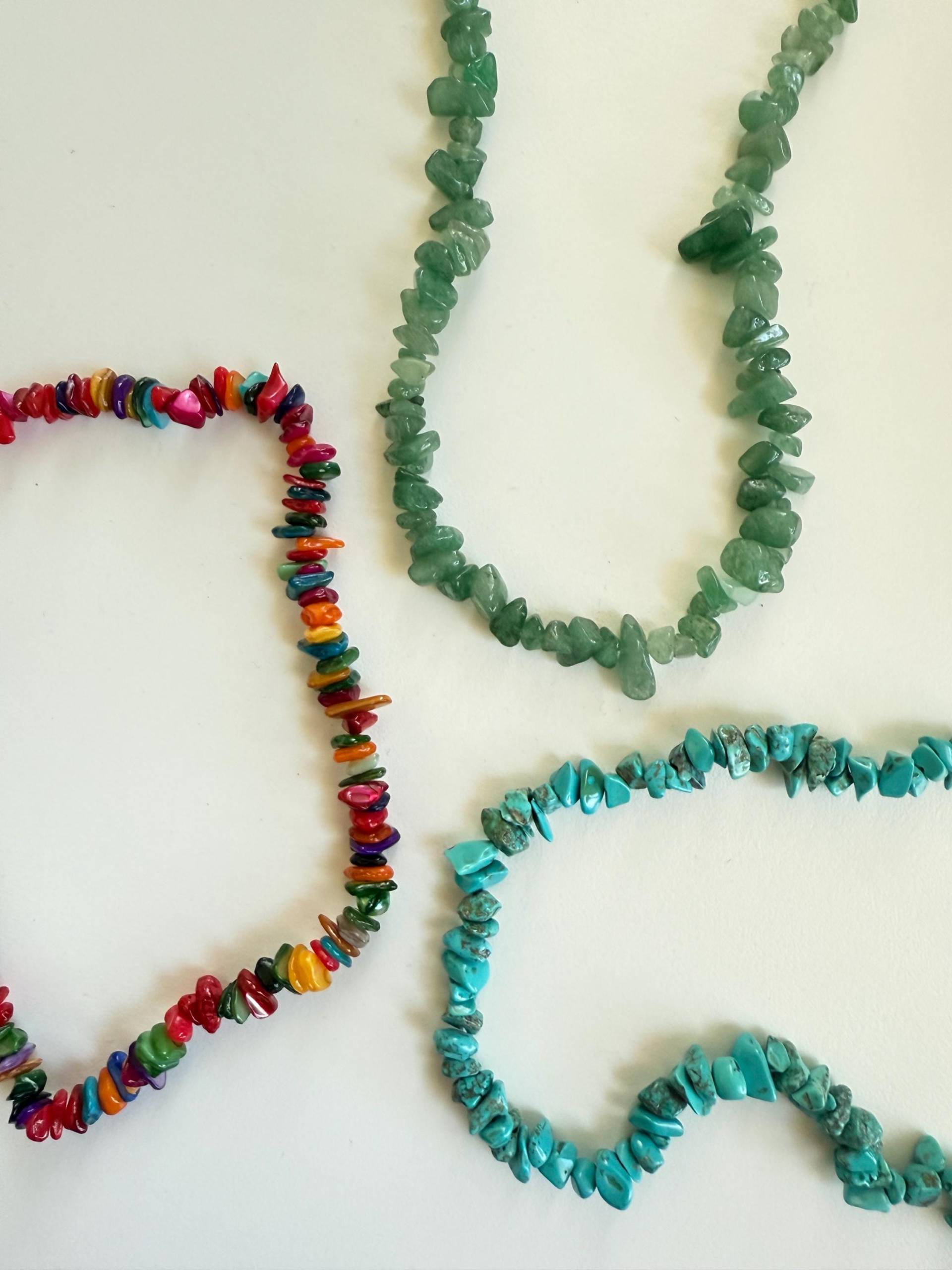 Edelstein-Chips Kette - Bunte, Türkis- & Grüne Steinchen-Halsketten, Handgemachter Boho-Schmuck Edelstein-Chips Kette - Bunte, Türkis- & Grüne Steinchen-Halsketten, Handgemachter Boho-Schmuck von findkind