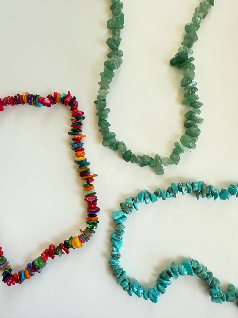Edelstein-Chips Kette - Bunte, Türkis- & Grüne Steinchen-Halsketten, Handgemachter Boho-Schmuck Edelstein-Chips Kette - Bunte, Türkis- & Grüne Steinchen-Halsketten, Handgemachter Boho-Schmuck von findkind