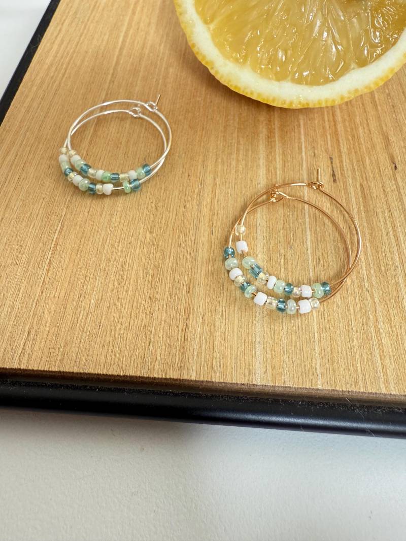 Creolen Ohrringe Vergoldet & Silber - Mit Blauen Und Cremefarbenen Glasperlen, Handgemacht Boho Schmuck Creolen Ohrringe Vergoldet & Silber - Mit Blauen Und Cremefarbenen Glasperlen, Handgemacht Boho Schmuck von findkind