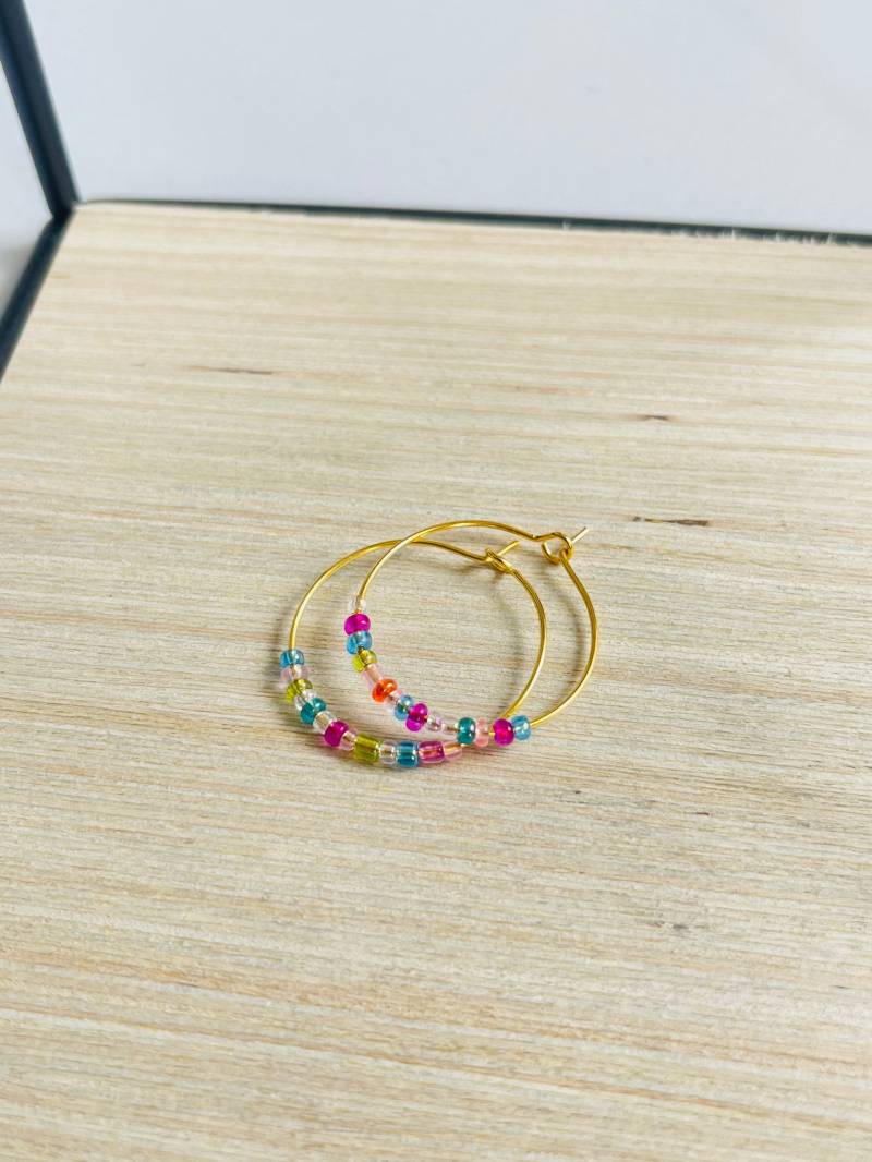 Goldene Creolen Mit Bunten Glasperlen - Handgemachte Hoops, Bunter Festival & Sommer Schmuck von findkind